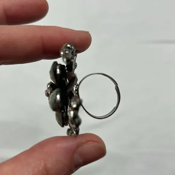 Vintage White and Silver Toned Floral Ring - Picture 5 of 5